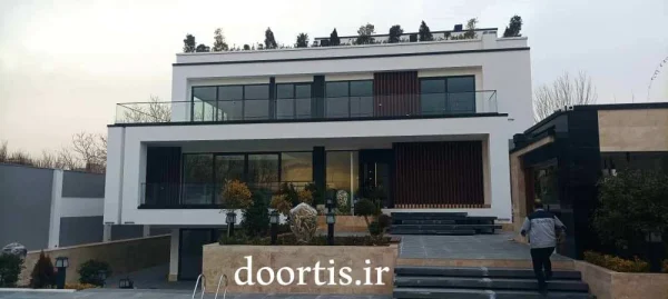 نرده شیشه ایی درتیس