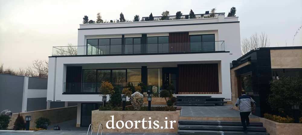 نرده شیشه ایی درتیس