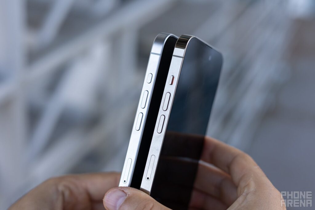 تاثیر دونالد ترامپ در تغییرات طراحی اساسی iPhone 17 Pro اپل – حذف فریم تیتانیومی آیفون ۱۴ پرو مکس با فریم فولد ضدزنگ در سمت راست - آیفون ۱۵ پرو مکس با فریم تیتانیومی در سمت چپ