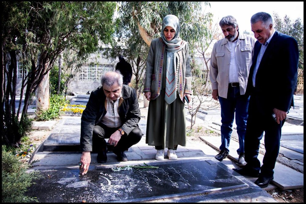 آغاز سال کاری معاونت امور هنری وزارت فرهنگ با ادای احترام به شهدا و هنرمندان فقید آغاز سال کاری معاونت امور هنری وزارت فرهنگ با ادای احترام به شهدا و هنرمندان فقید